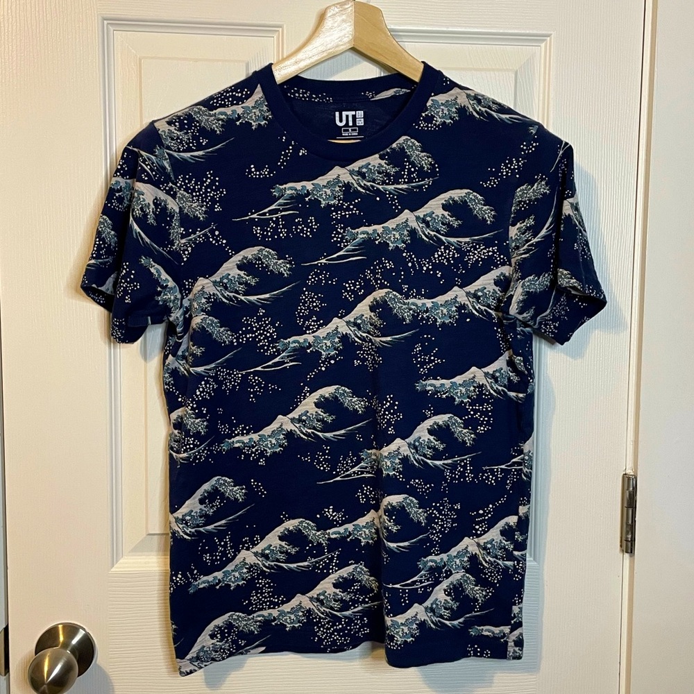 Uniqlo x Hokusai Blue waves graphic inspired by Hokusai Katsushika art tee sz S